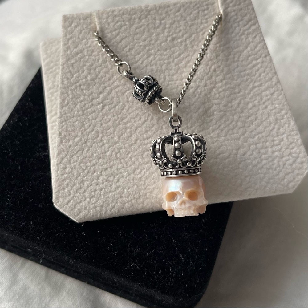 Anatomical Skull Hand-carved Freshwater Pearl Royalty Crown Pendant Necklace